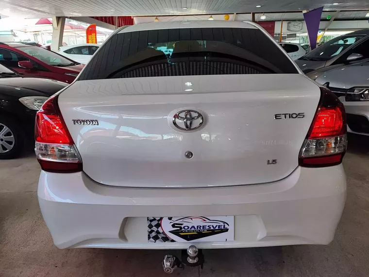 Toyota Etios Branco 9