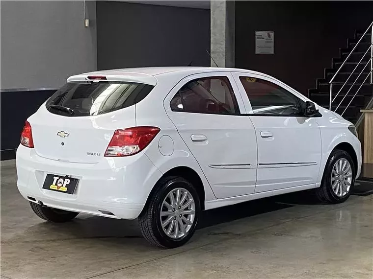 Chevrolet Onix Branco 9