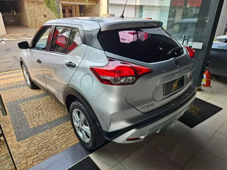 Nissan Kicks Prata 12