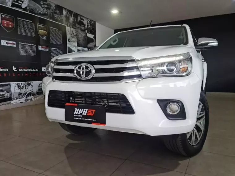 Toyota Hilux Branco 1