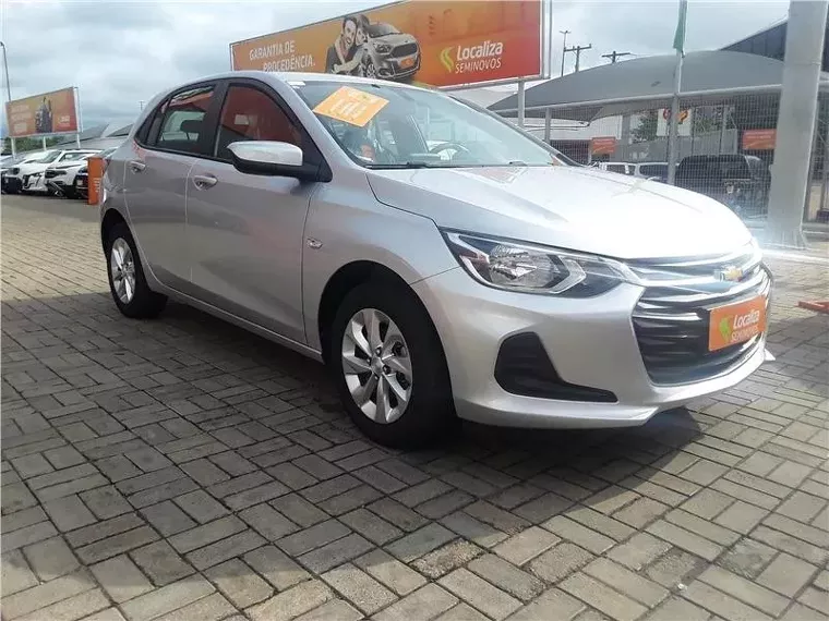 Chevrolet Onix Prata 6