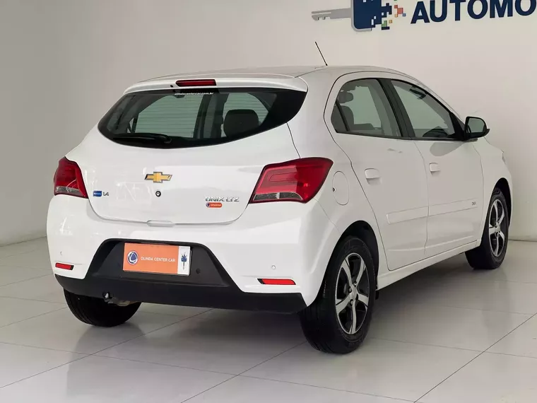 Chevrolet Onix Branco 17