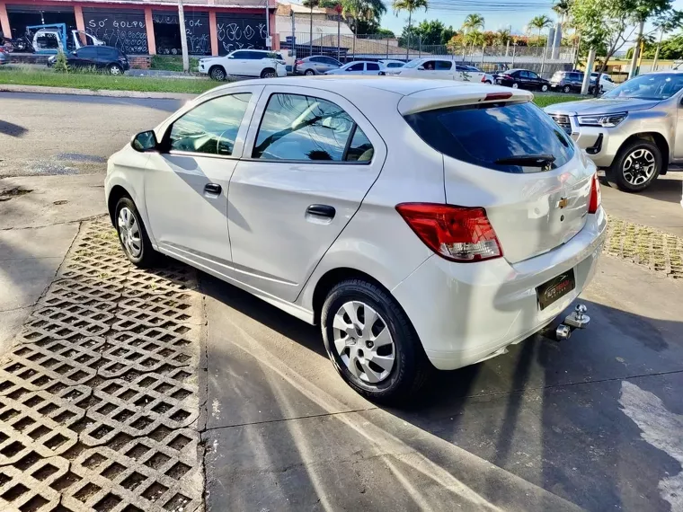 Chevrolet Onix Branco 11