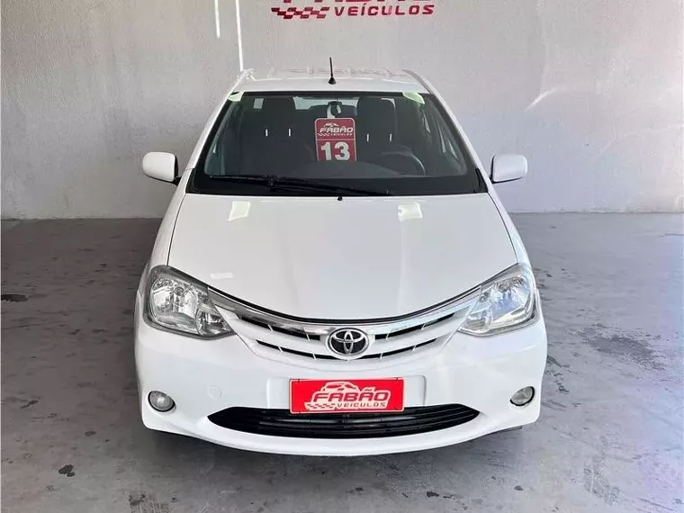 Toyota Etios Branco 1