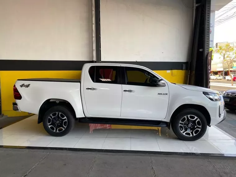 Toyota Hilux Branco 4