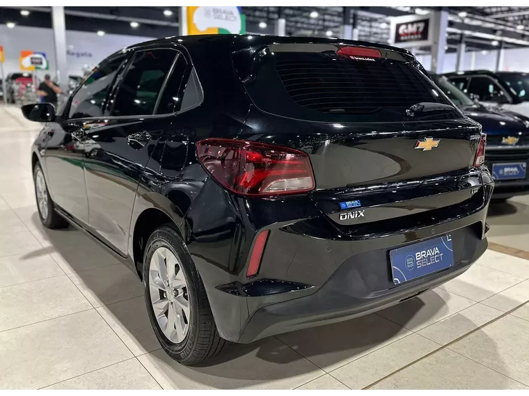 Chevrolet Onix Preto 5