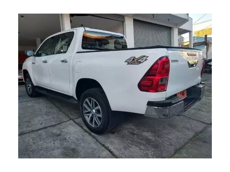 Toyota Hilux Branco 6