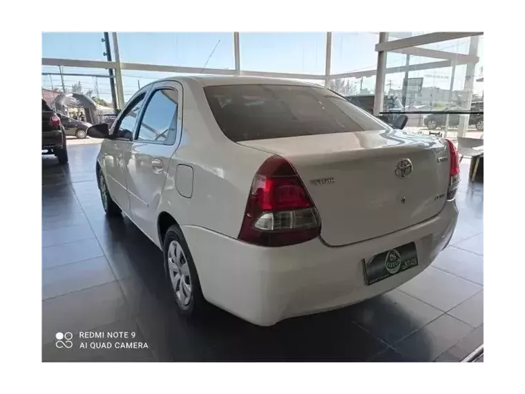 Toyota Etios Branco 3