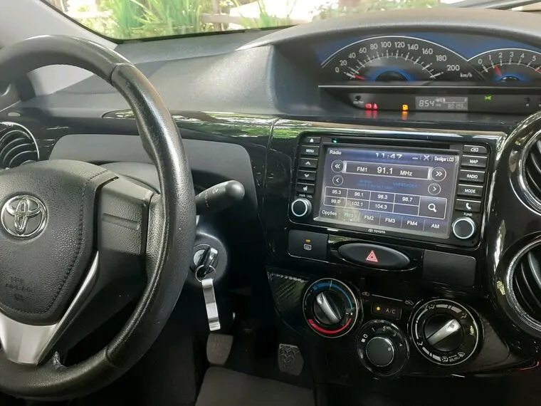 Toyota Etios Preto 6