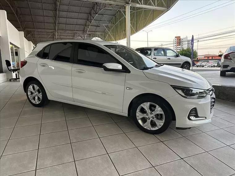 Chevrolet Onix Branco 3