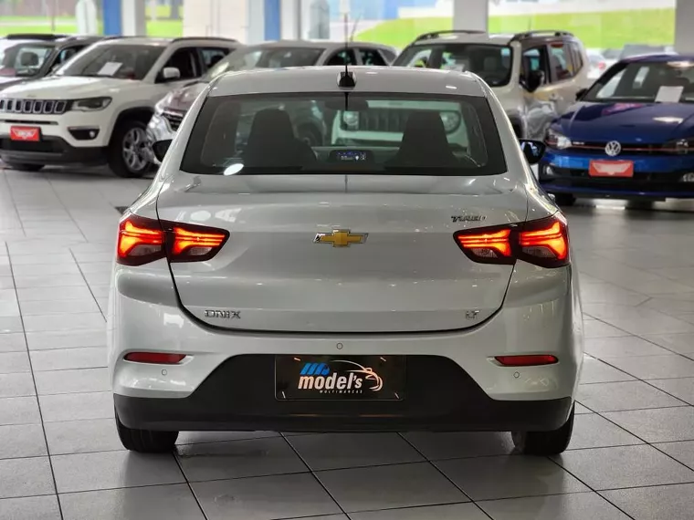 Chevrolet Onix Prata 3