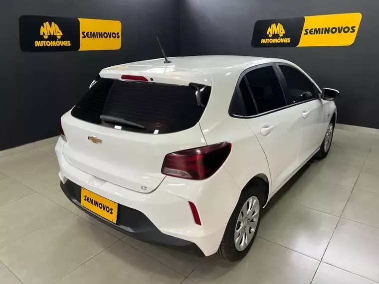 Chevrolet Onix Branco 4