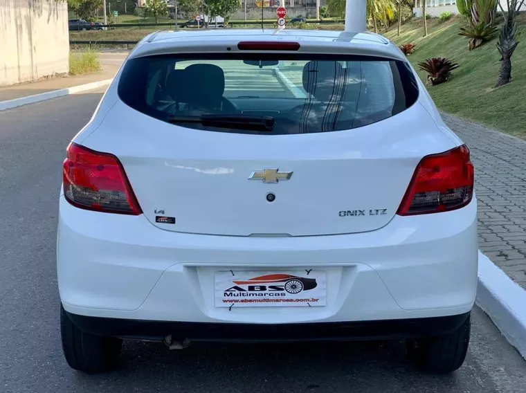 Chevrolet Onix Branco 2