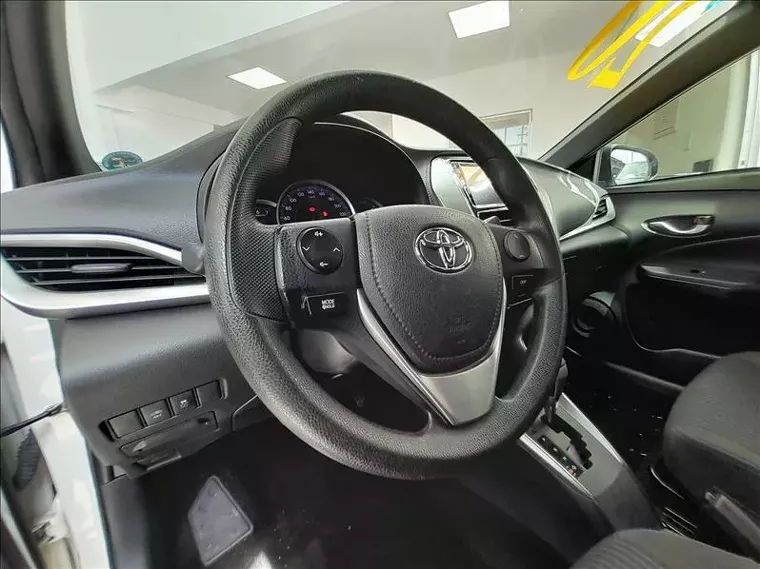 Toyota Yaris Branco 2