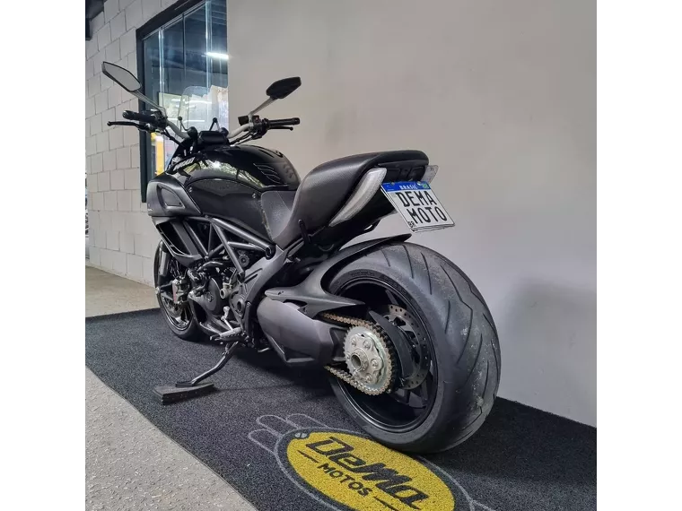 Ducati Diavel Preto 6