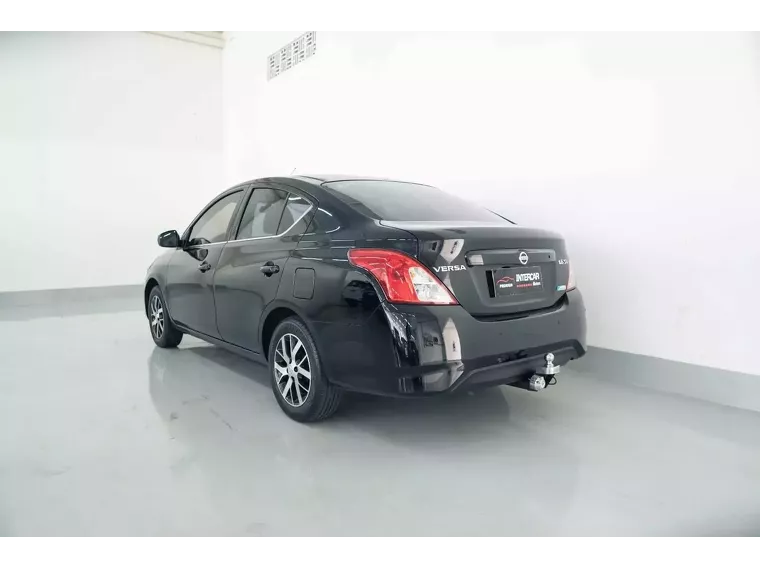 Nissan Versa Preto 15