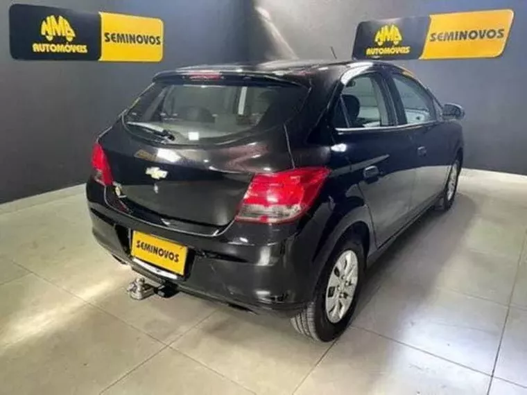 Chevrolet Onix Preto 10