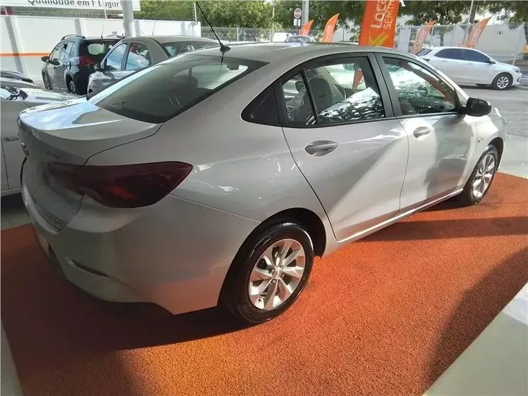 Chevrolet Onix Prata 5