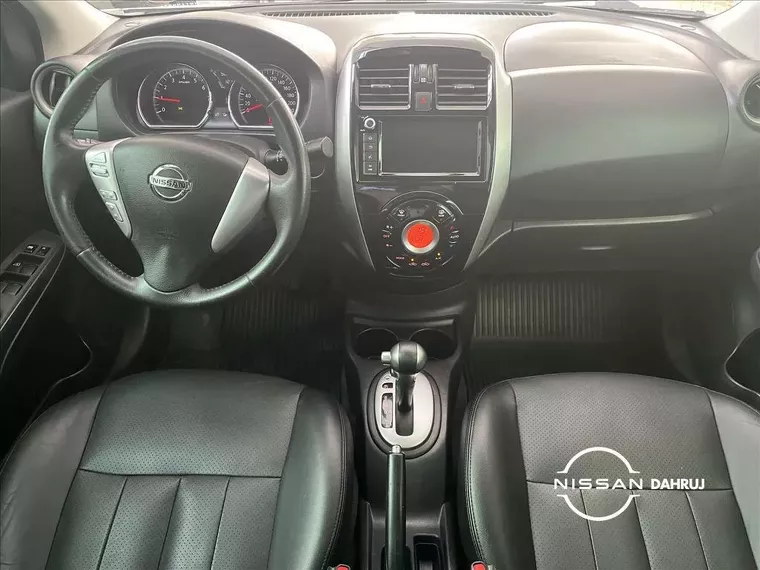 Nissan Versa Prata 10