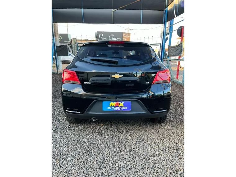 Chevrolet Onix Preto 7