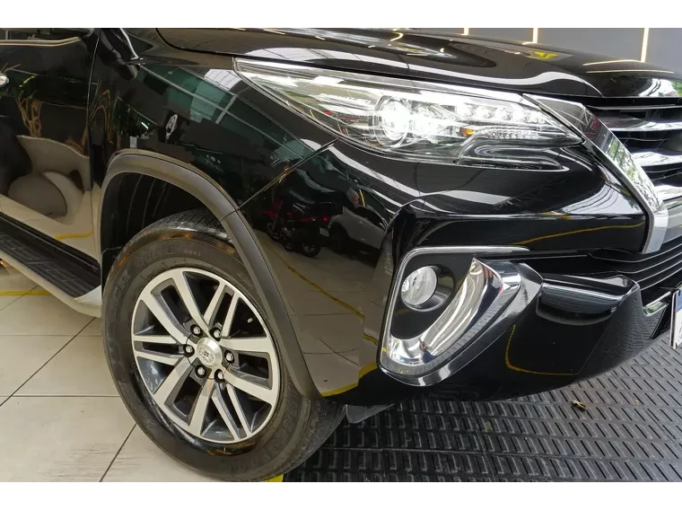 Toyota Hilux SW4 Preto 19