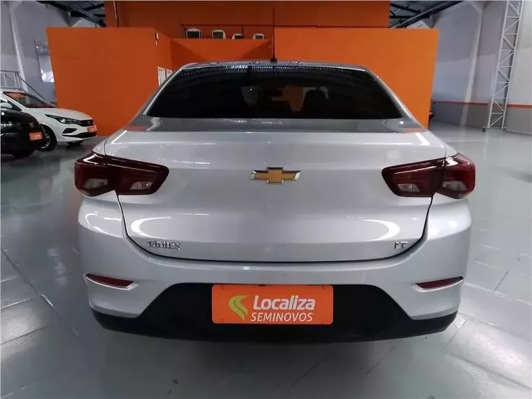 Chevrolet Onix Prata 2