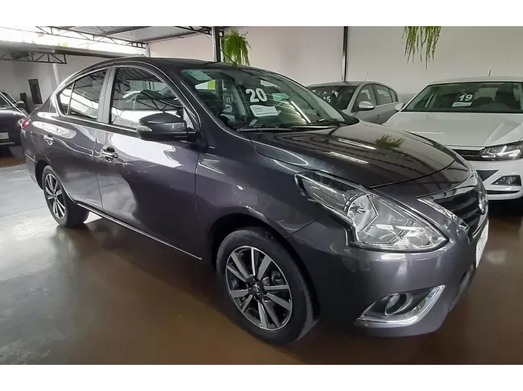 Nissan Versa Cinza 1