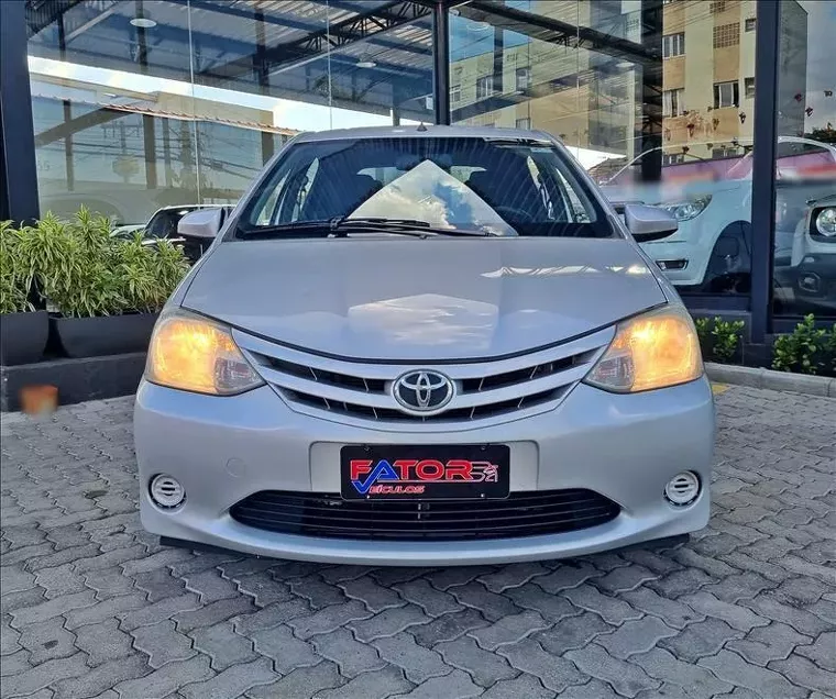 Toyota Etios Prata 5