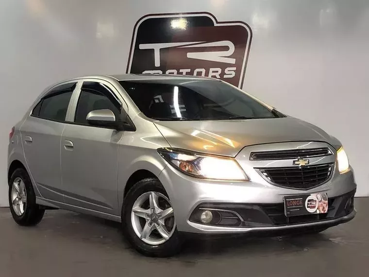 Chevrolet Onix Prata 1