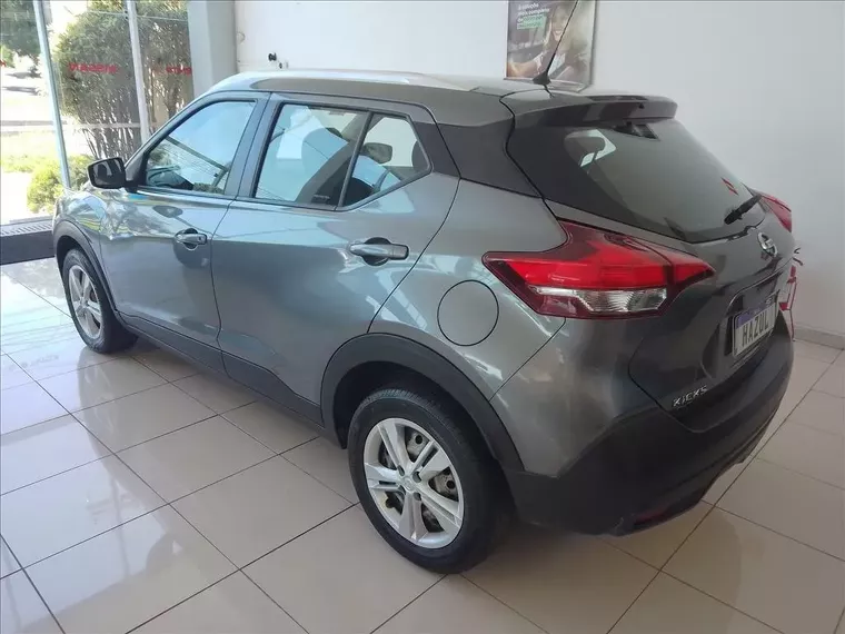 Nissan Kicks Cinza 11