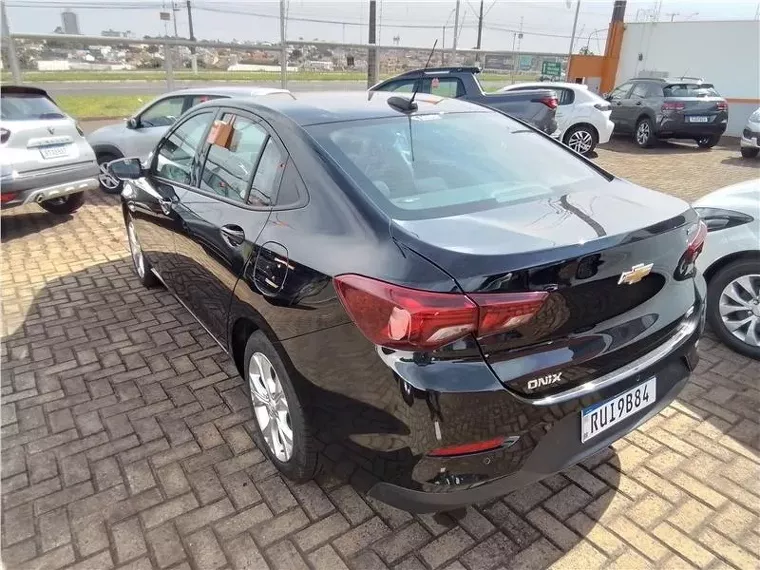 Chevrolet Onix Preto 7