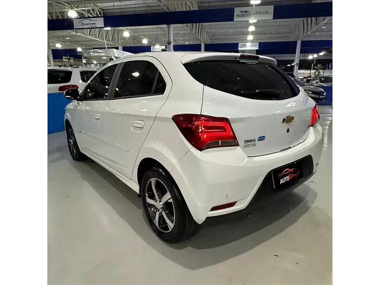 Chevrolet Onix Branco 7