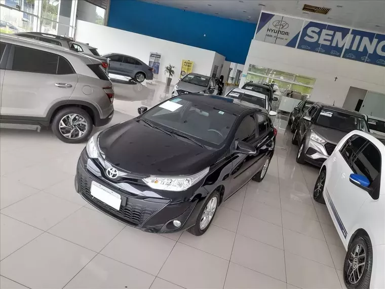 Toyota Yaris Preto 10