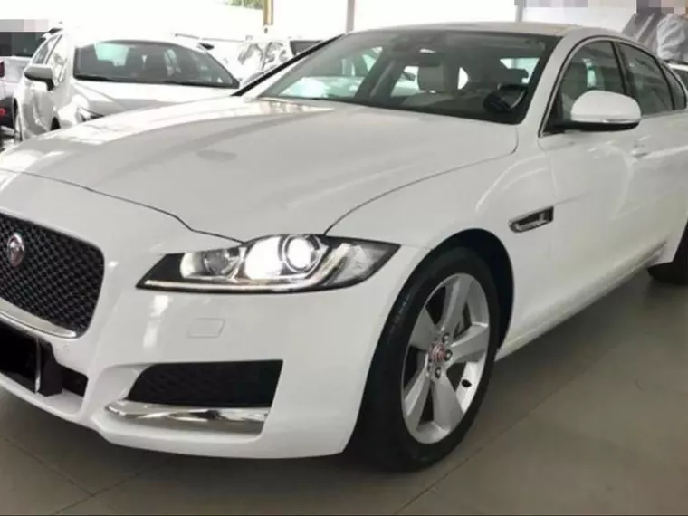 Jaguar XF Branco 6