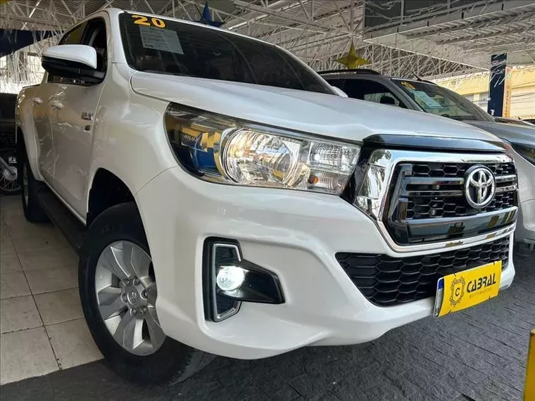 Toyota Hilux Branco 10