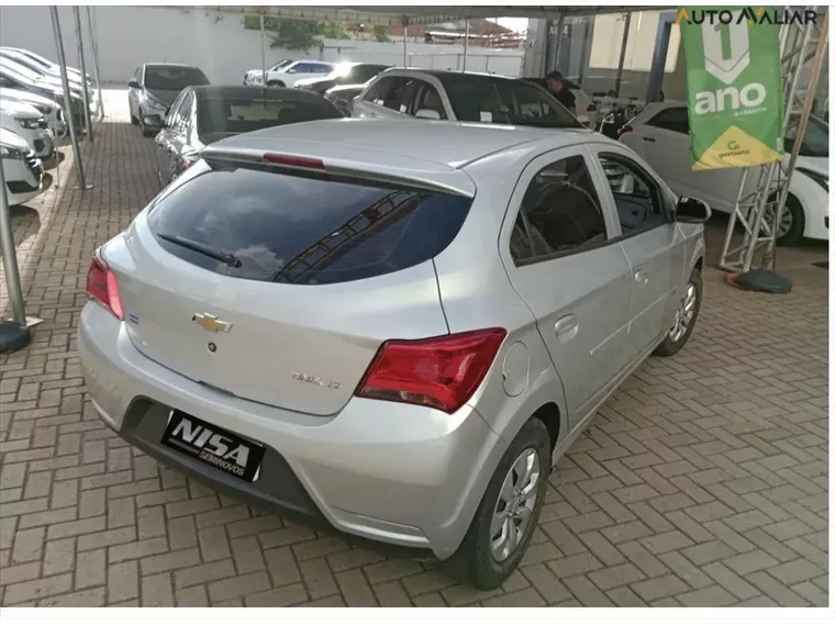 Chevrolet Onix Prata 1