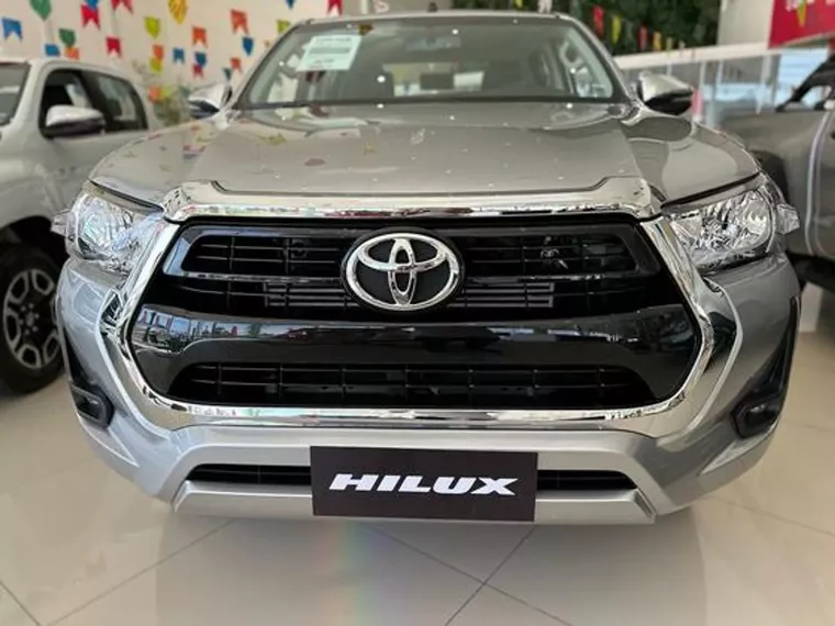 Toyota Hilux Branco 8