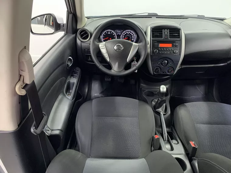 Nissan Versa Branco 17