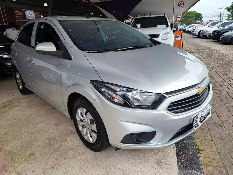 Chevrolet Onix Prata 1