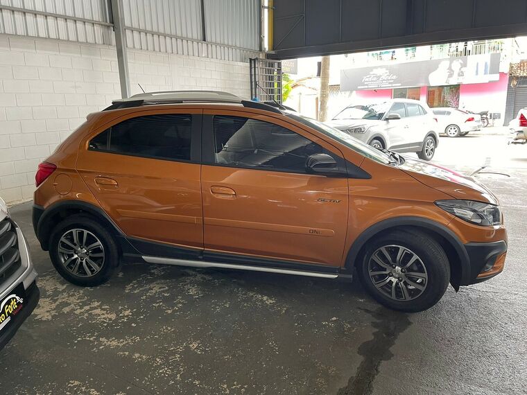 Chevrolet Onix Laranja 3