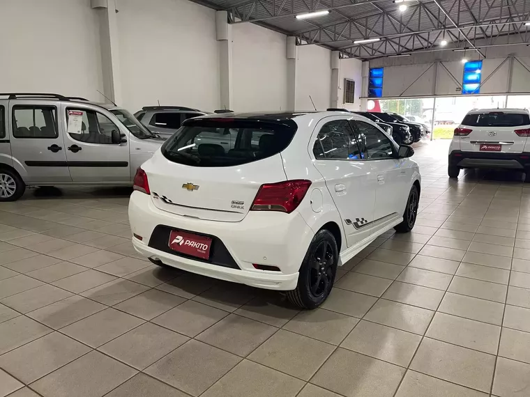 Chevrolet Onix Branco 2