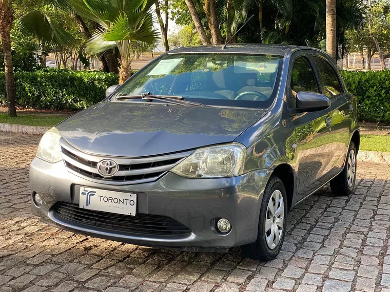 Toyota Etios Cinza 1