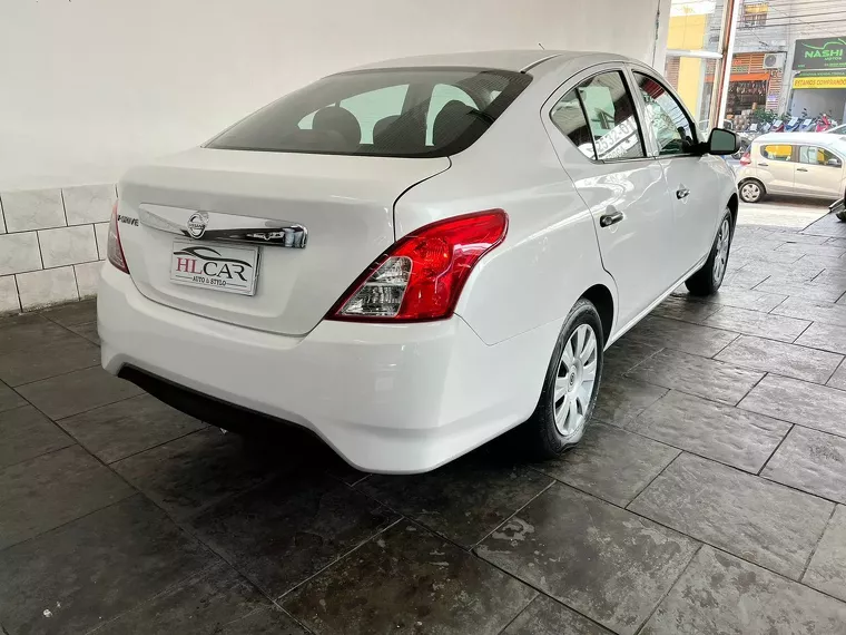 Nissan Versa Branco 7