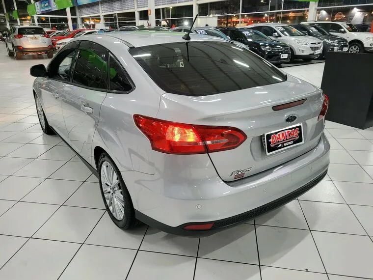 Ford Focus Prata 4