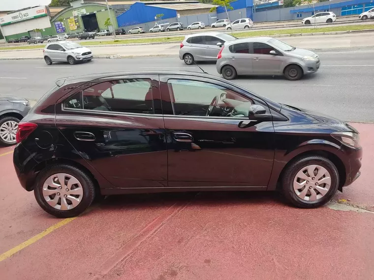 Chevrolet Onix Preto 6