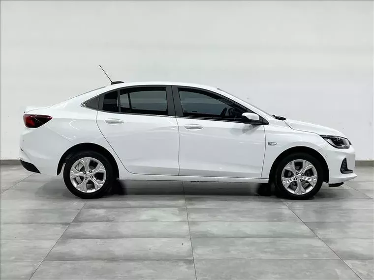 Chevrolet Onix Branco 2