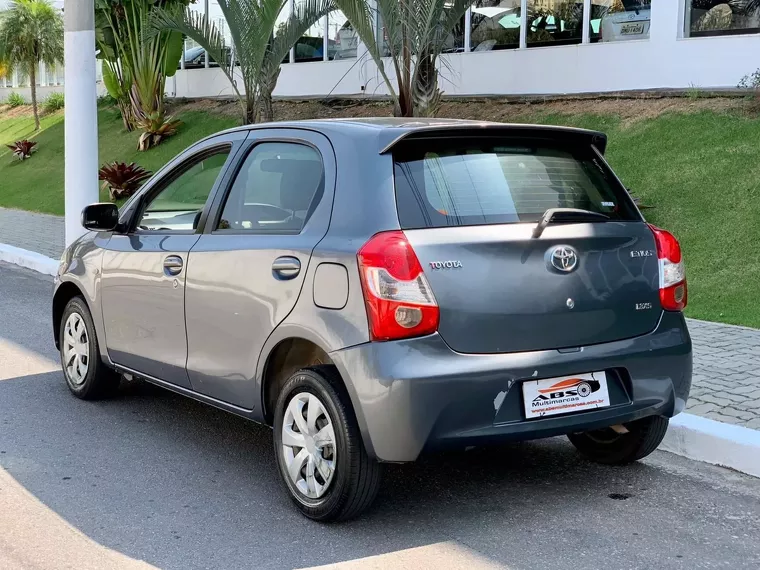 Toyota Etios Cinza 6