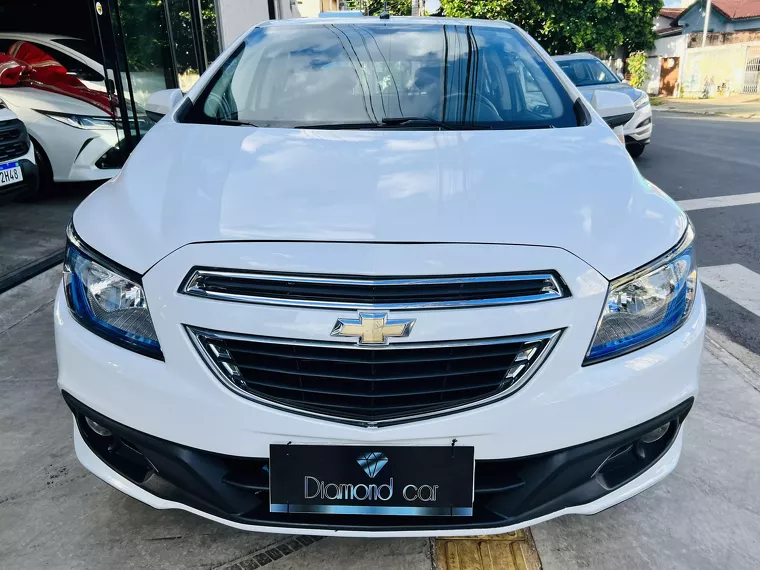 Chevrolet Onix Branco 9