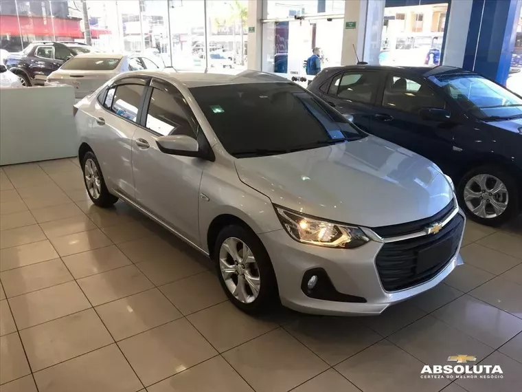 Chevrolet Onix Prata 4