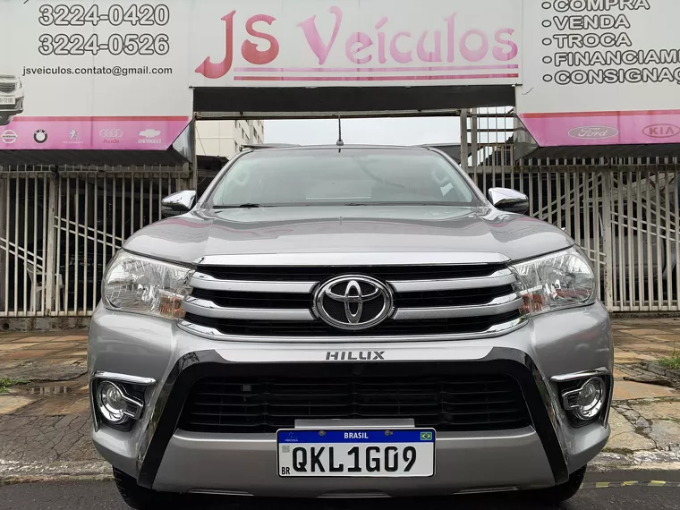 Toyota Hilux Branco 9